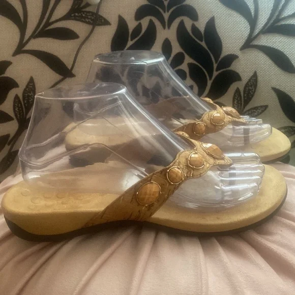 🎀 Gorgeous Vionic Tan Sandals jeweled 7 EUC Confortable. Podiatrist designed - Picture 7 of 7
